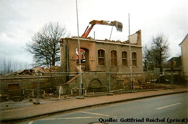 Letzte Abrissarbeiten der unteren Volksschule am 22.02.1999