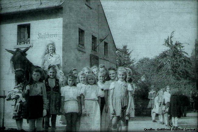 Schülerinnen von Klasse 7 der unteren Schule 1948/49. Sie gestalteten zum Schulfest das Märchen "Dornröschen"
